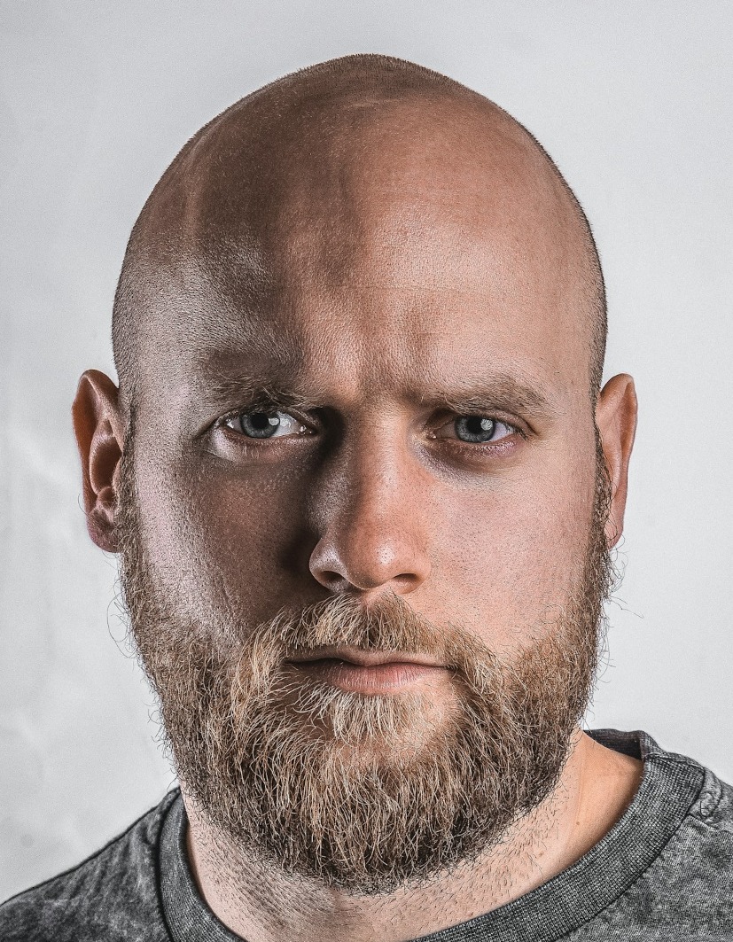 German passport file our tool made, 35 x 45 mm: bald, bearded man in a grey crew-neck top on his own light grey wall